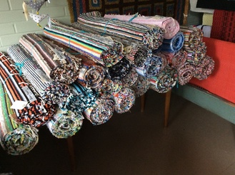 Kesällä 2015 kudoimme 100 metriä mattoja muotinäytöksen catwalkille.